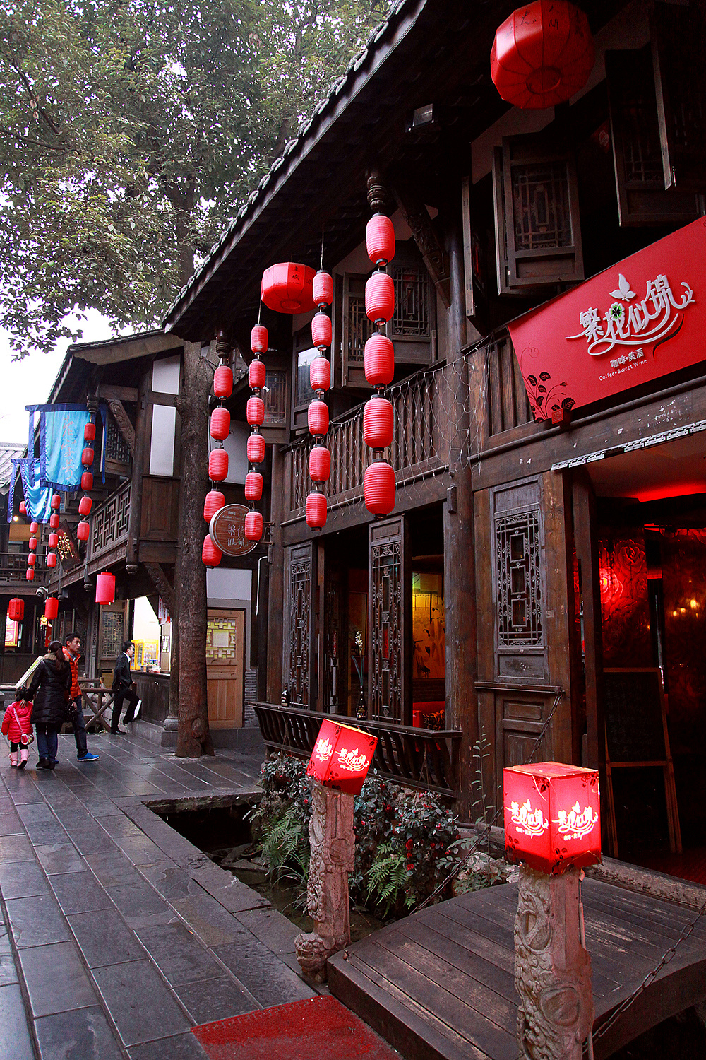 都能拍一部舌尖上的锦里了 主要印象:人都攒动的古街,浓郁的当地特色