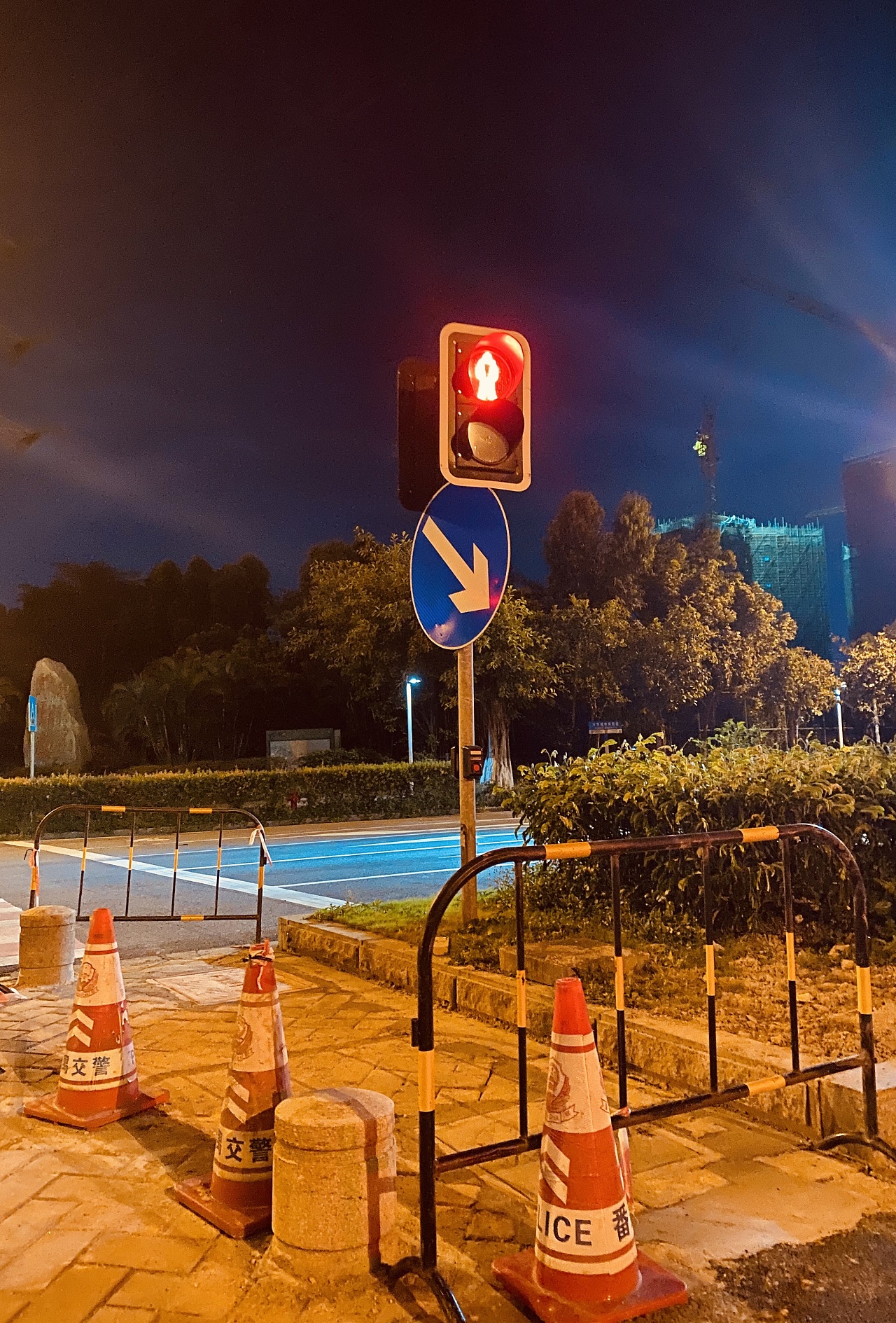 红绿灯路口夜景照片图片