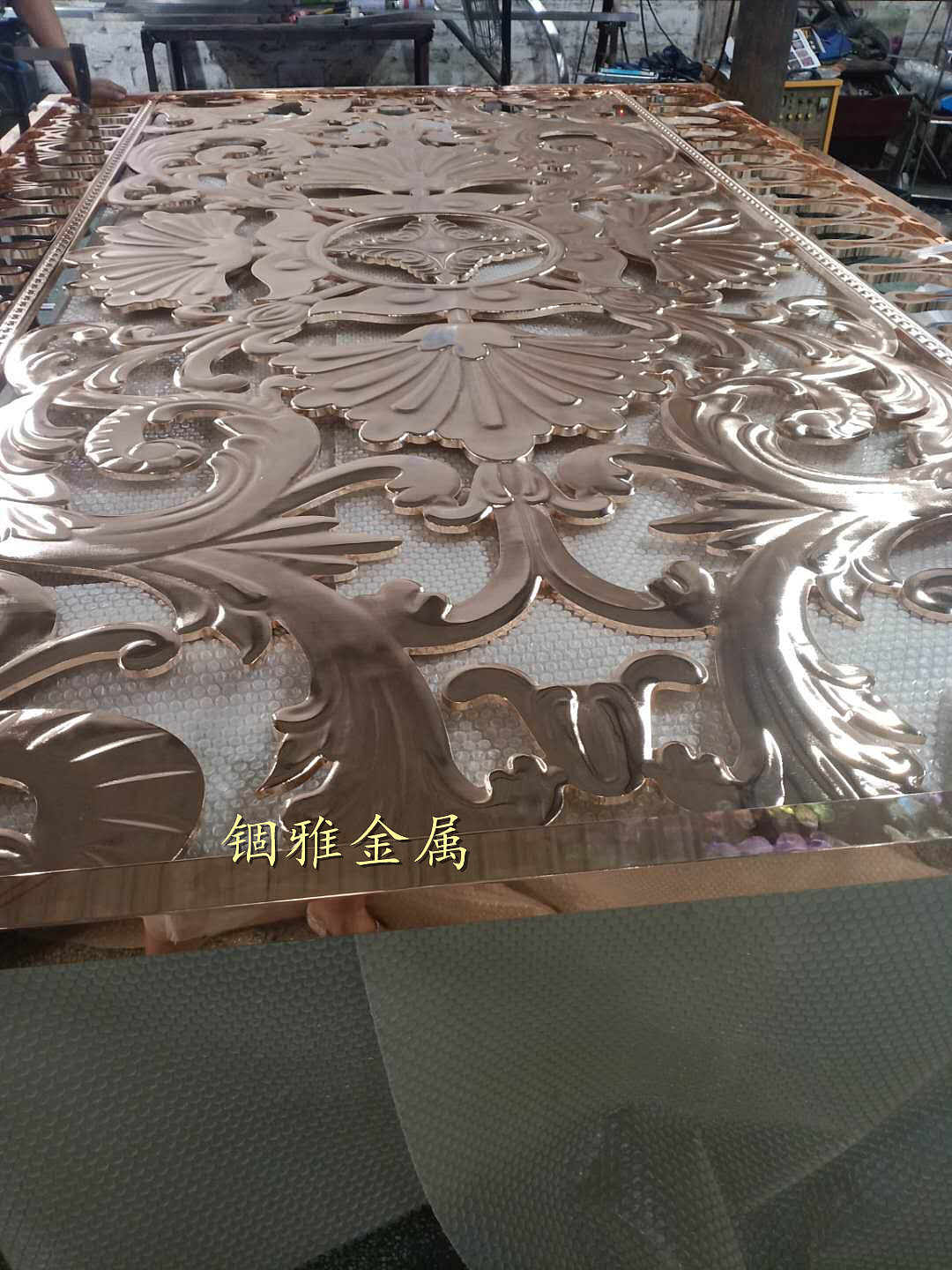 赏心悦目的铝板雕刻镂空玫瑰金花格屏风