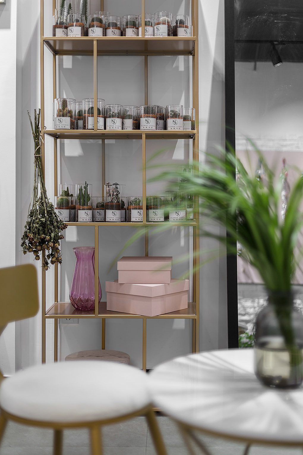 记得每次把酒言欢，男蜜“七鬼”问我有啥想做的，我说开店，其实和Allen一样，我也想开一家花店......，闲暇之余做喜欢的设计。对于“拾柒”，与其说是帮Allen设计，到不如说是自我圆梦。