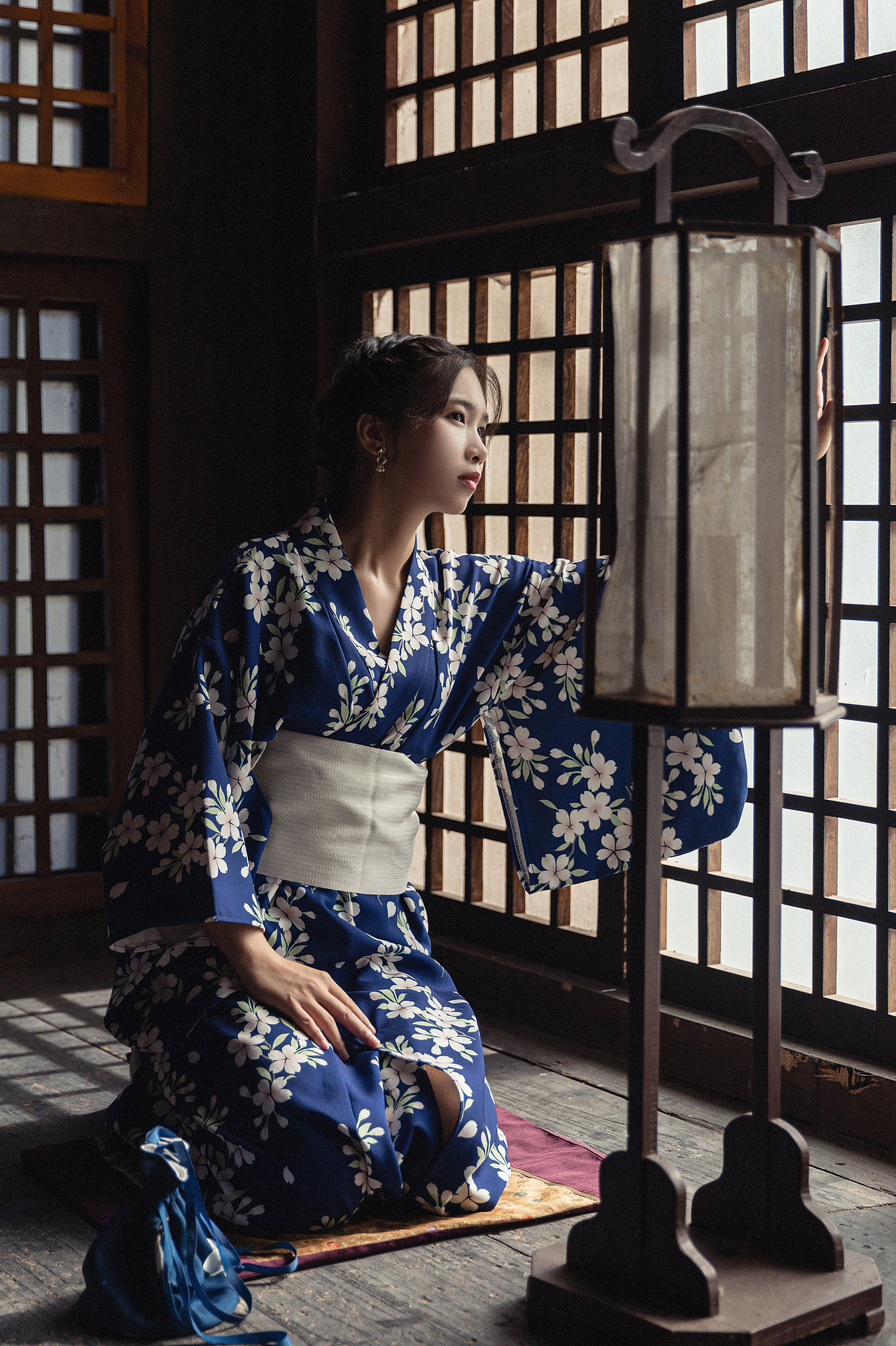 古屋里的和服少女