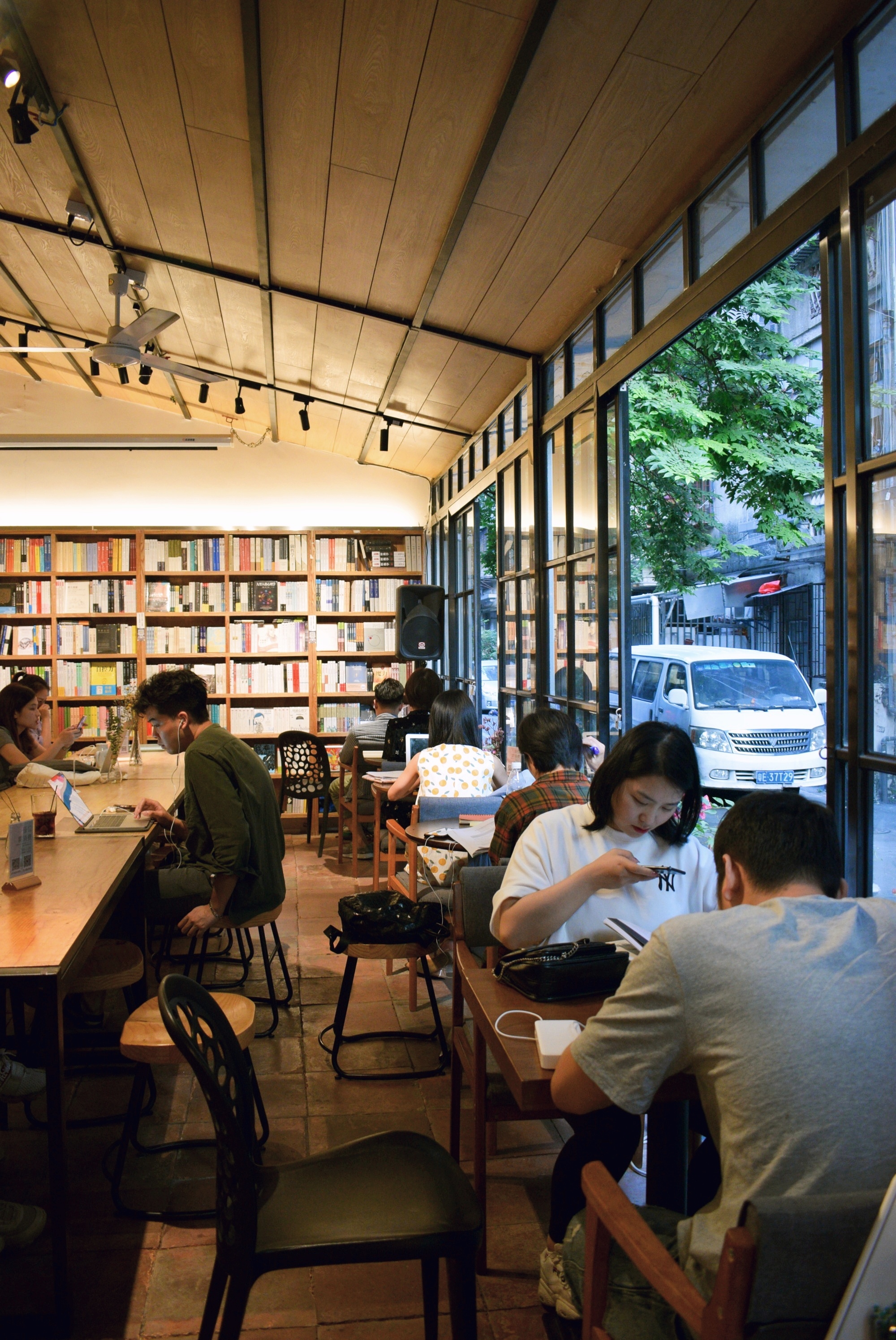 一家旧屋改造的文艺书店#佛山最美书店