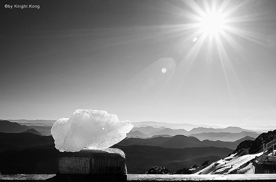 云南雪山的冰块,记录曾经的美好,温室效应不断,恐怕这雪山再也没雪了。