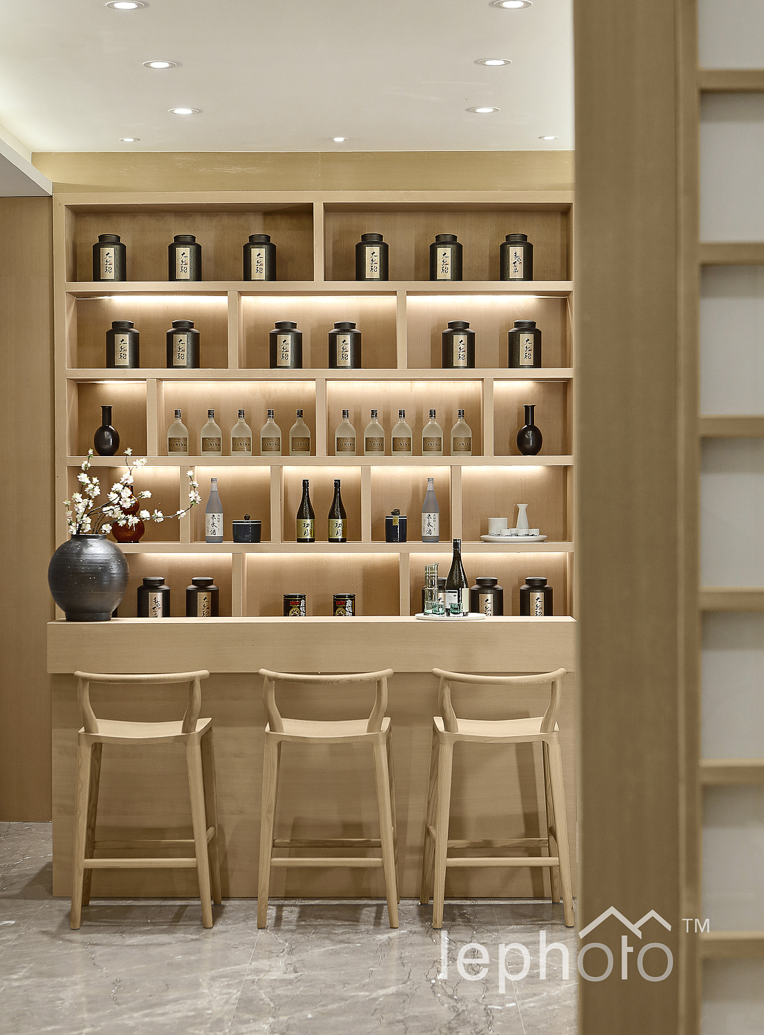 虽然以简洁为主,却乐于用饰品营造空间三层空间筑虚,却以陈设充盈,一处一景或客厅里茶盏清酒;或书房中梅幽书香;或卧室里仕女伏案冥思;或餐厅边择松而依。