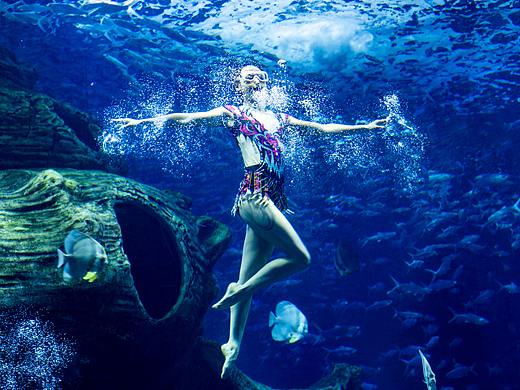 美女【水中舞蹈】