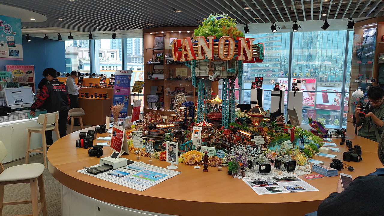 里面有很多实景模型用来拍照,测试相机的。