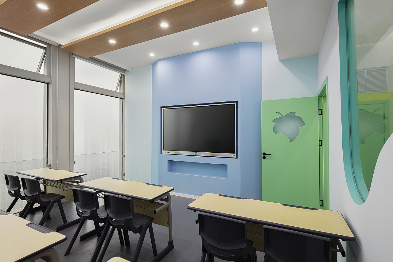 教室色彩以蓝色系为主,以颜色的深浅来区分不同功能教室,每间教室都