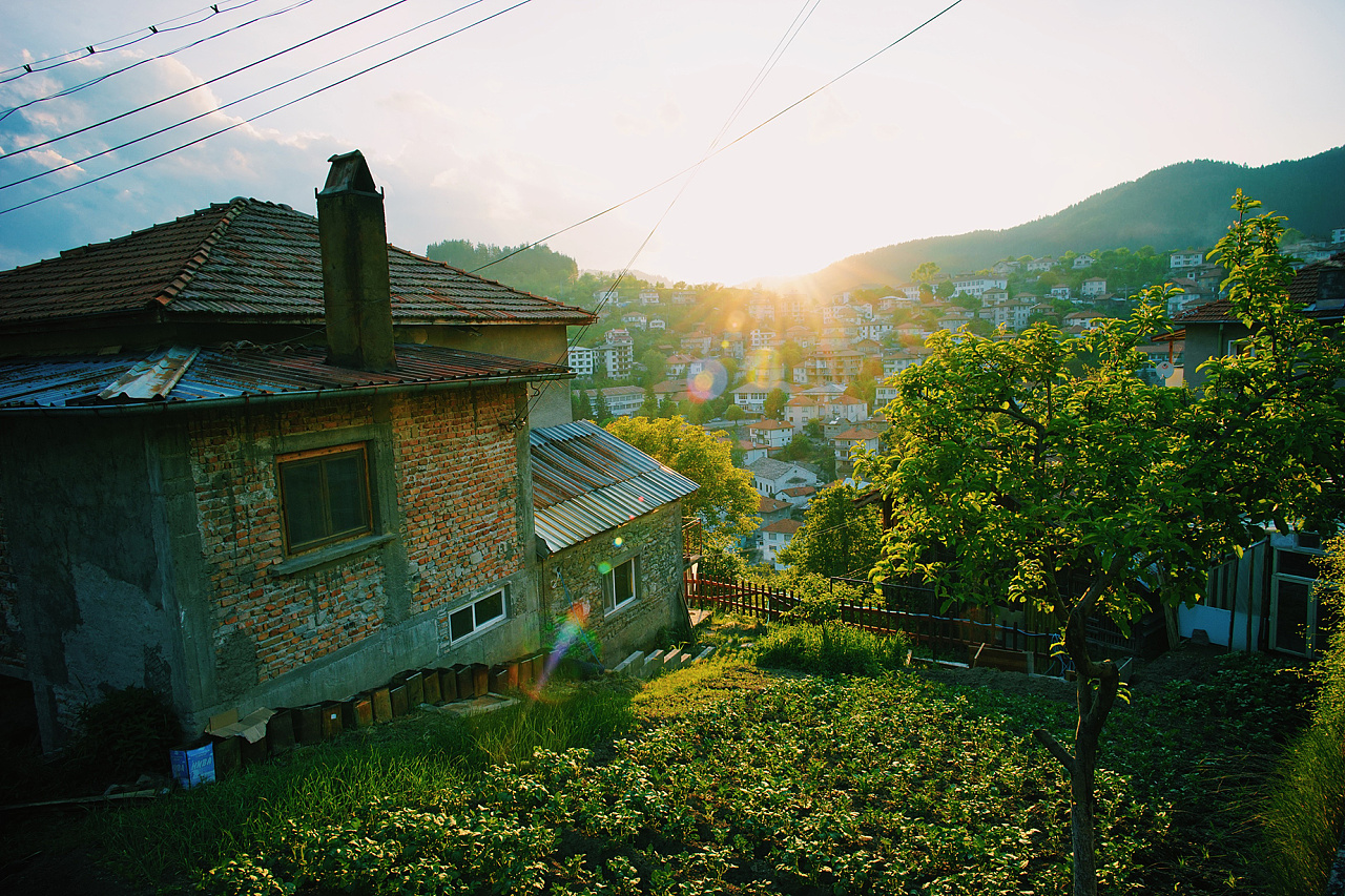 莫斯利安,别处即此处.
