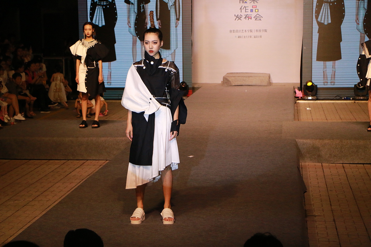 #2018毕业展#湖南工业大学2018届毕业服装作品发布会（图ZMTE4MzA2MzA4） - 人文/纪实摄影 - 站酷设计师梁小样原创素材 - 站酷ZCOOL