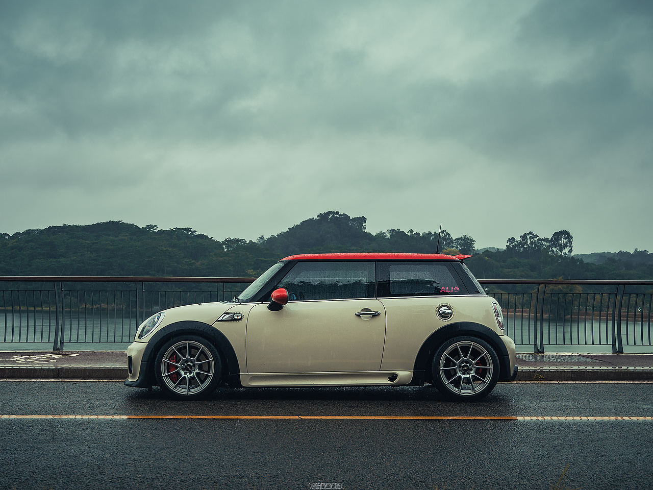 汽車攝影 雨中追逐的mini R&F （圖ZMjkwMzEzMTg4） - 產(chǎn)品攝影 - 站酷設(shè)計師phyym玉米原創(chuàng)素材 - 站酷ZCOOL