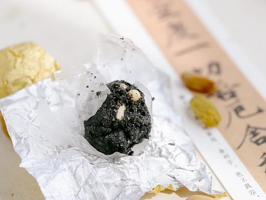 食品拍摄-黑松露松仁芝麻圆 