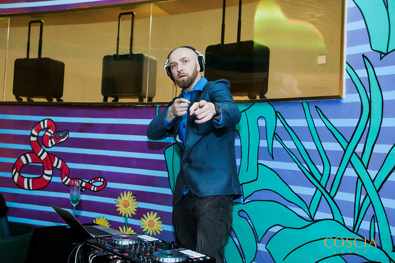 一则酒吧墙绘设计