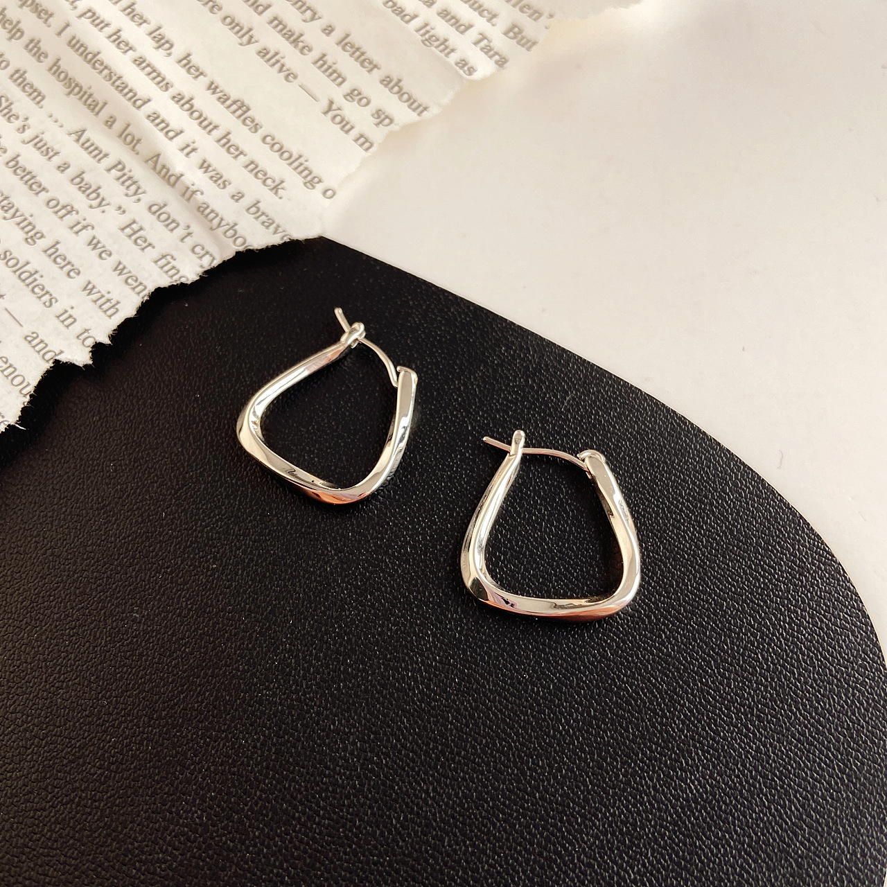 ins风冷淡风耳饰耳环场景图拍摄 合金 银饰品模特拍摄（图ZMjUzNDQyMTEy） - 产品摄影 - 站酷设计师何以朱颜原创素材 - 站酷ZCOOL