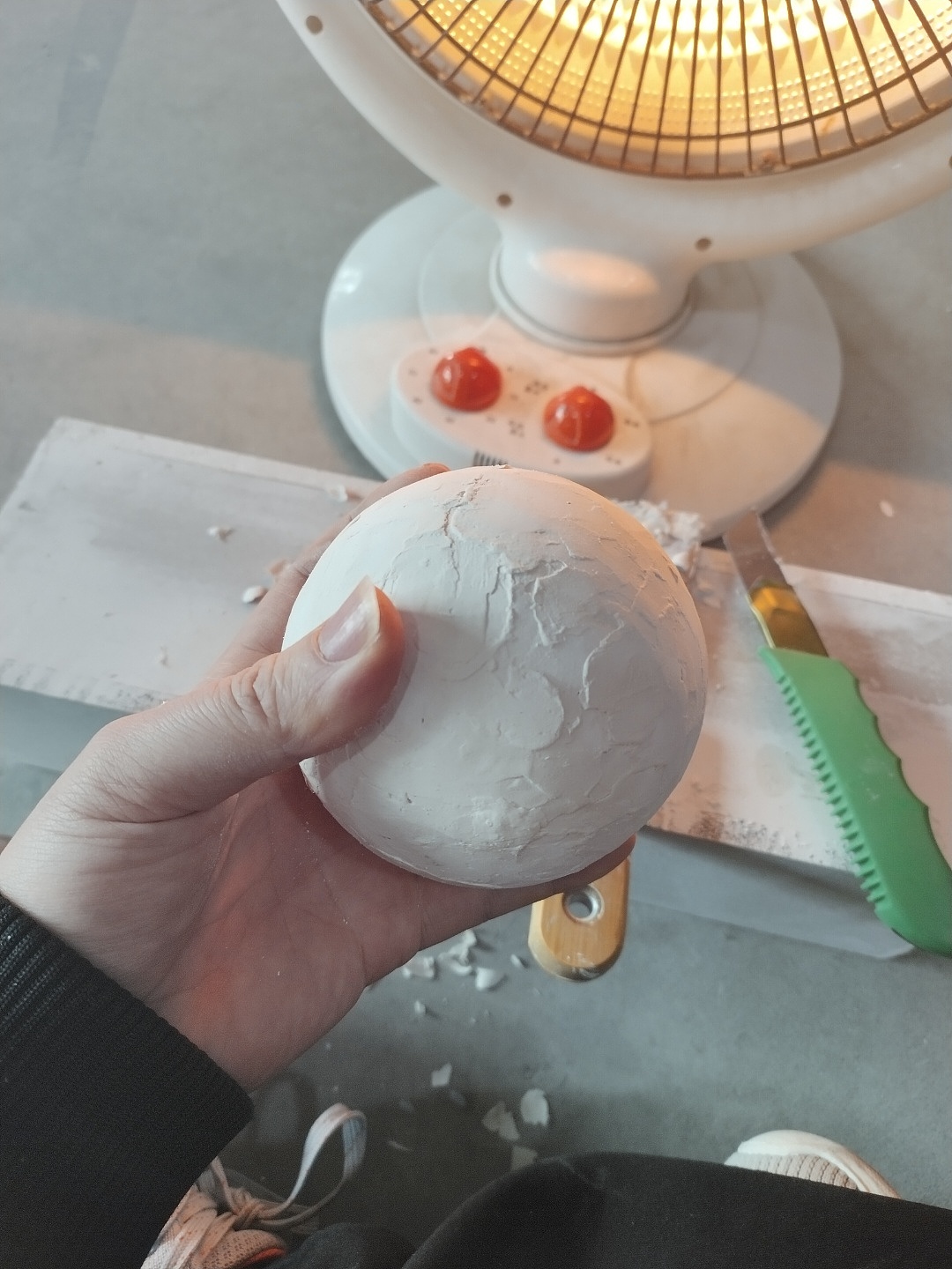 腻子修补沙眼,可以使用刷子蘸腻子刷,比较简易。