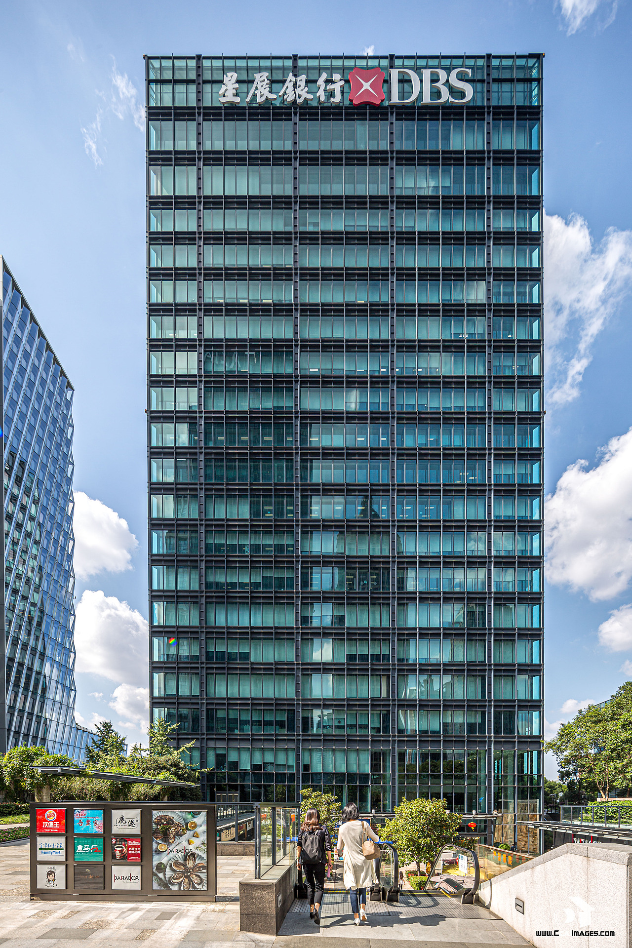 国庆期间的陆家嘴 / The Lujiazui Financial District（图ZMjI3MTMwNTQ0） - 环境/建筑摄影 - 站酷设计师像导XiangDao原创素材 - 站酷ZCOOL