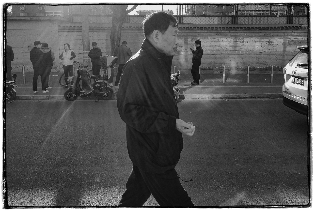 每天与很多的人擦肩而过,  看着来来往往的路人,  我总是不禁在想