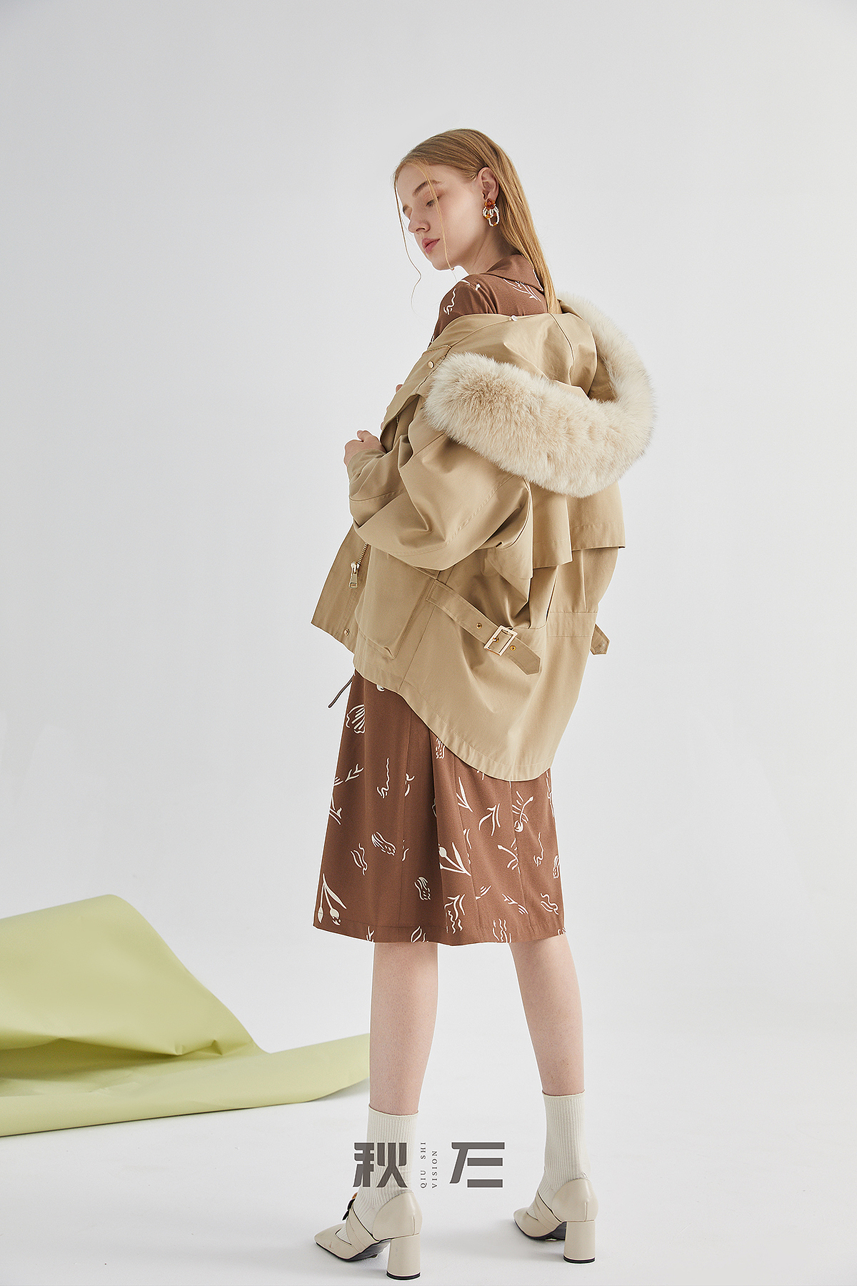 ONE MORE女装拍摄羽绒服拍照棚内拍摄派克服拍照