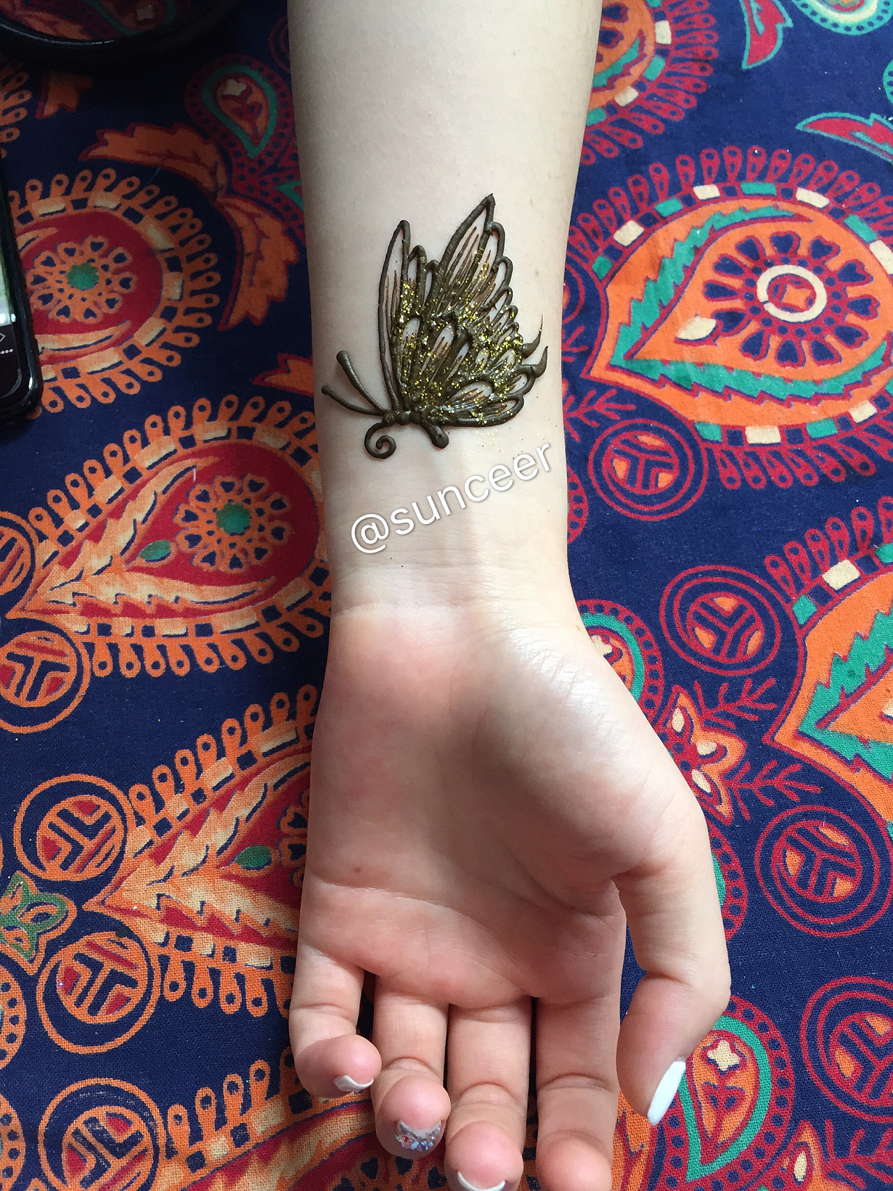 手臂彩色花卉纹身图案