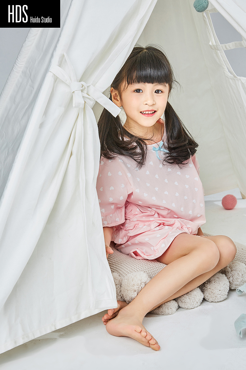 儿童小女孩童装模特家居服室内布景拍摄