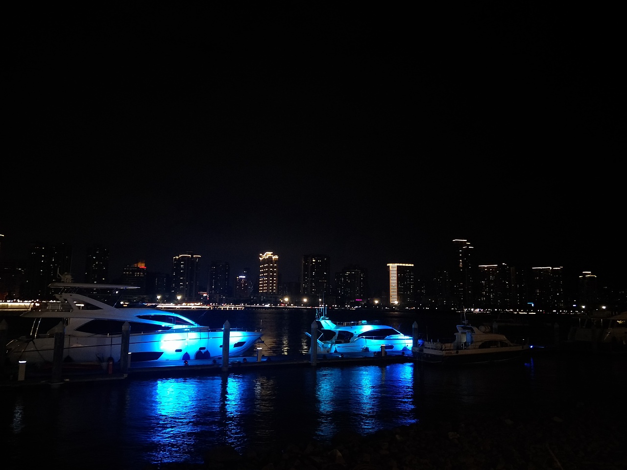 【携程攻略】深圳海上世界景点,深圳海上世界看城市的夜景，繁华而热闹，美丽而迷人，夜景很美很漂亮…