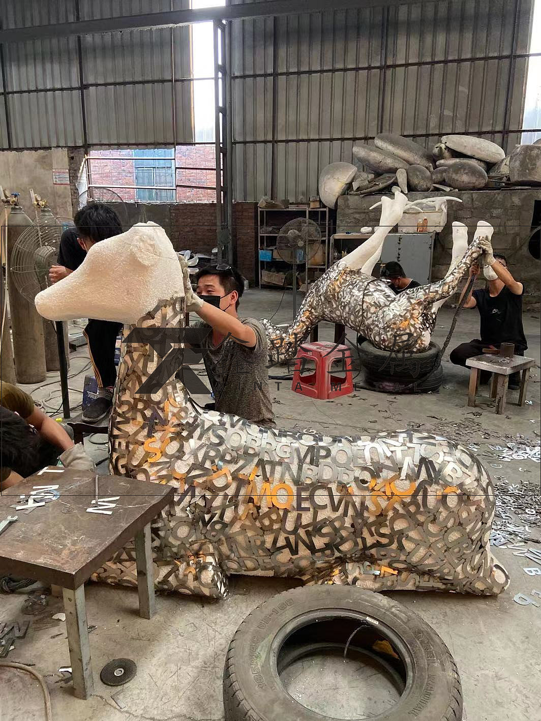 不锈钢字母锻造镂空梅花鹿雕塑、从内致外仙气飘然奇景