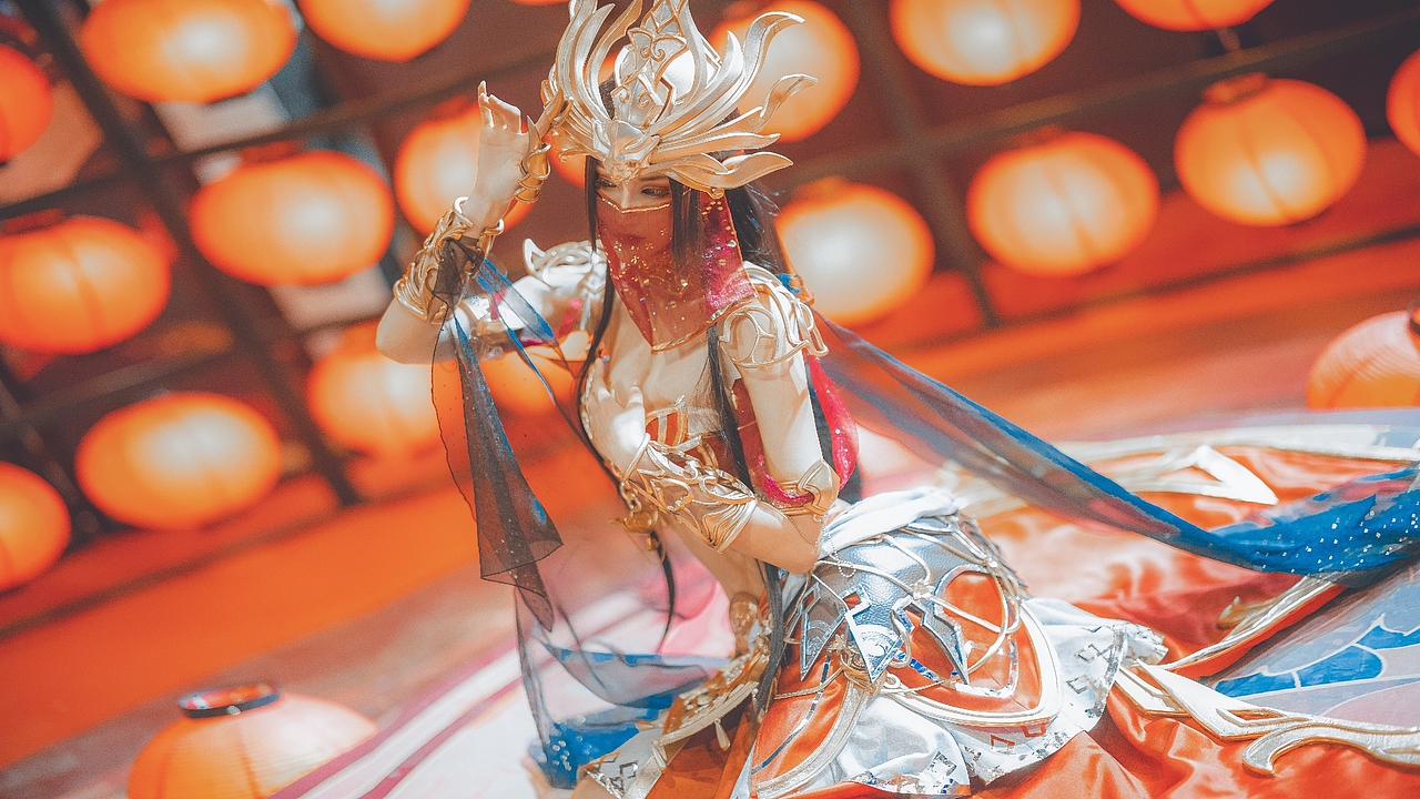 最美美杜莎女王cos抱走抱走