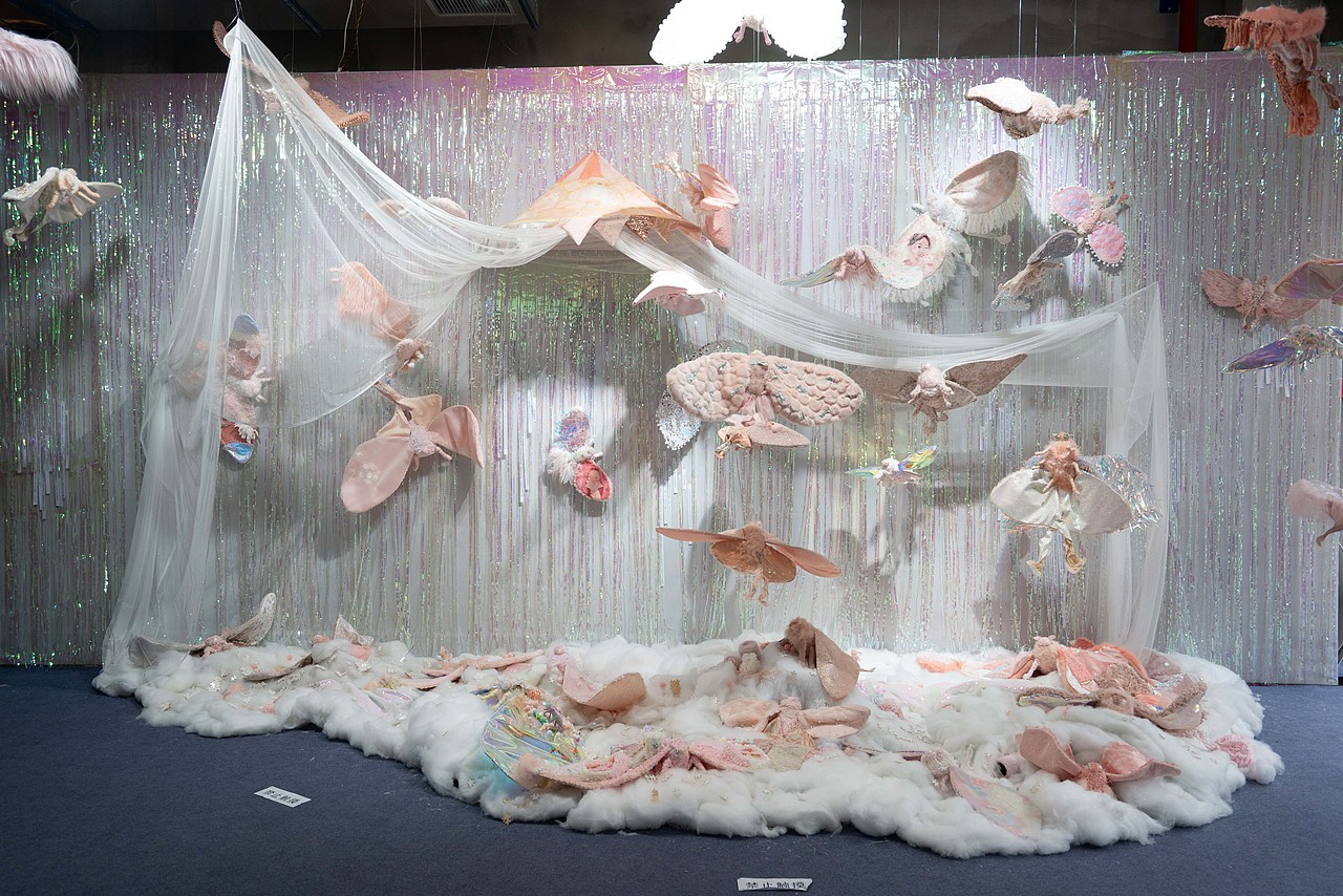 作品名:《蛾不姡》 作者名:石珍子 院系:实验艺术系 作品材料:布