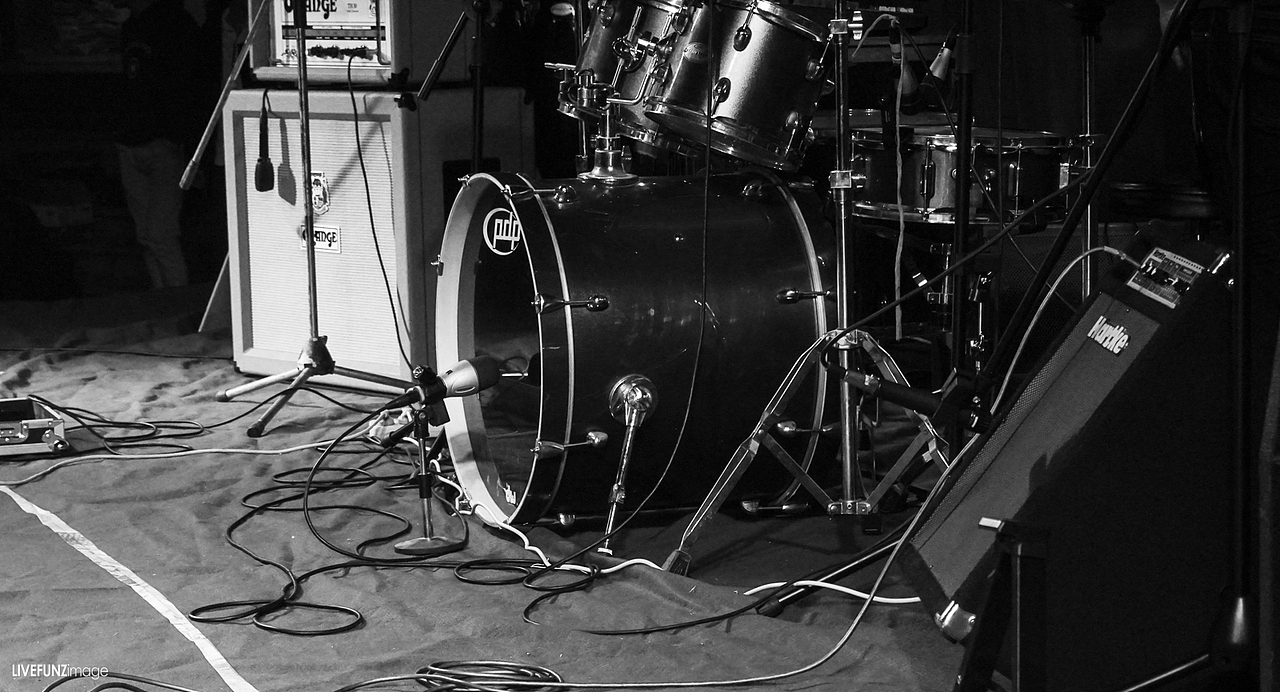 一场小型乐队现场演唱会