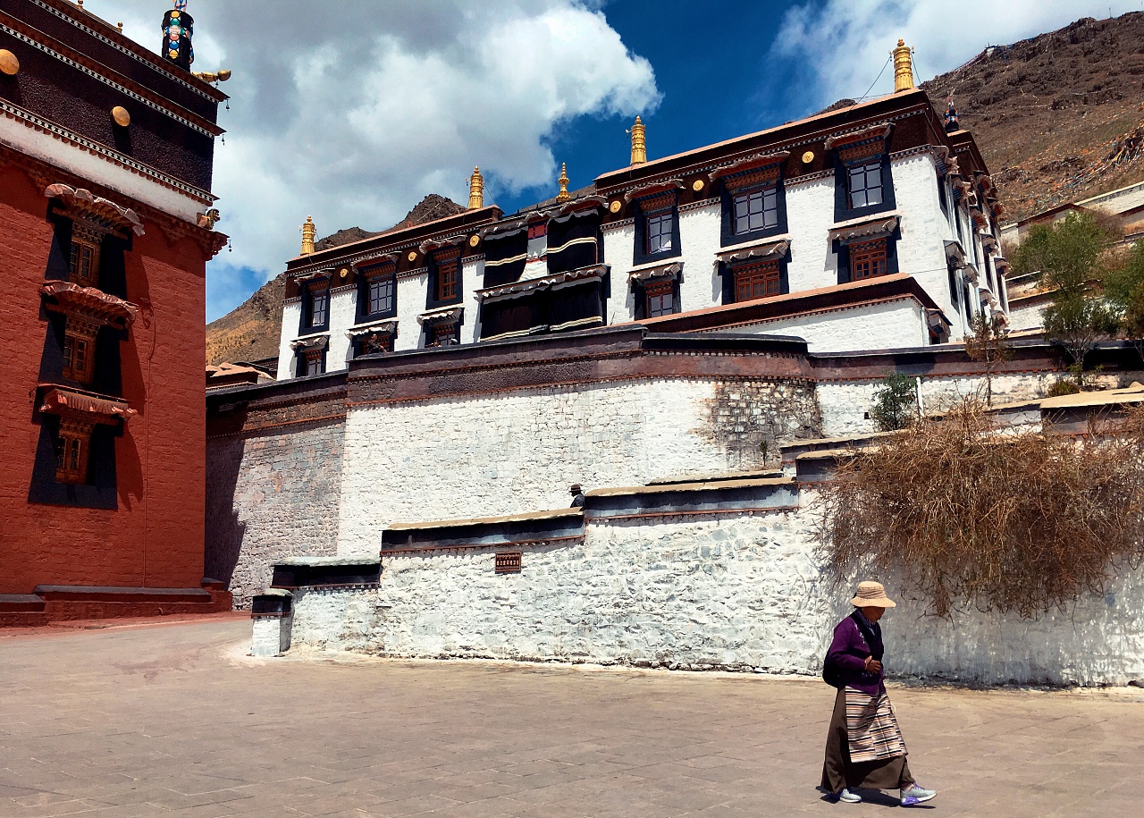 西藏日喀则雄伟扎什伦布寺神圣的强巴佛大殿照片摄影图片_ID:418143225-Veer图库
