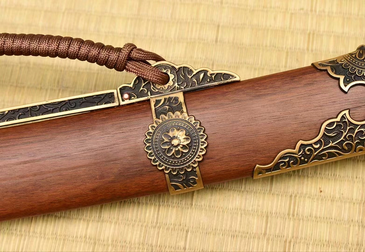 明清刀剑 铜装卷草纹雁翎刀 特制大马钢扭转纹（图ZMzc2MDQ1ODYw） - 工艺品设计 - 站酷设计师和风堂美术刀剑原创素材 - 站酷ZCOOL