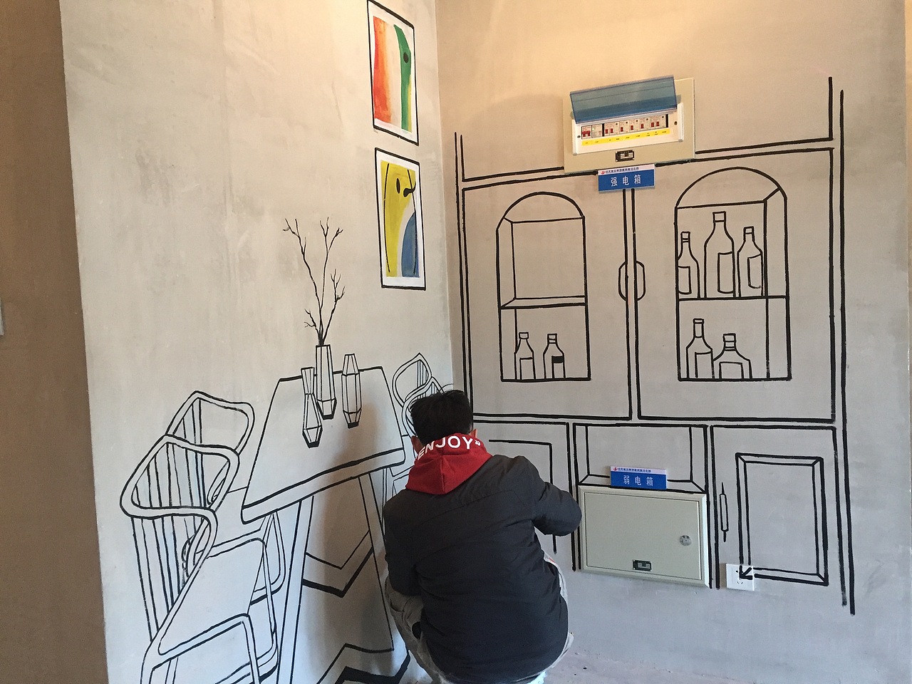 小伙伴专注墙绘创作