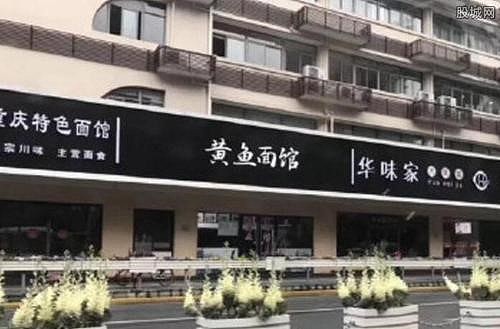 然后就发生了，上海市静安区江宁街道。黑底白字的店招店牌的奇葩事件。
其实18年的店招店牌安全隐患的排查工程，我们公司也有负责江宁街道的部分的设计工作，只是我们公司负责的是另外几条街道。然后和我们同时进行美丽街区改造工程设计的，还有另外一个设计团队，这条路就是由另外一个设计团队进行设计，然后由第三方的施工团队进行施工的。<br>其实整个项目挺赶的，而且做这种项目，设计方拿的钱的确不多，大多数油水全在施工方手上，所以设计方不会下太大功夫在每个店招的设计上面（当然江宁街道这个事情的确太过分了，设计方不把关，或者说把关不利），因此出现这种事，在我看来，也是情理之中<br>
