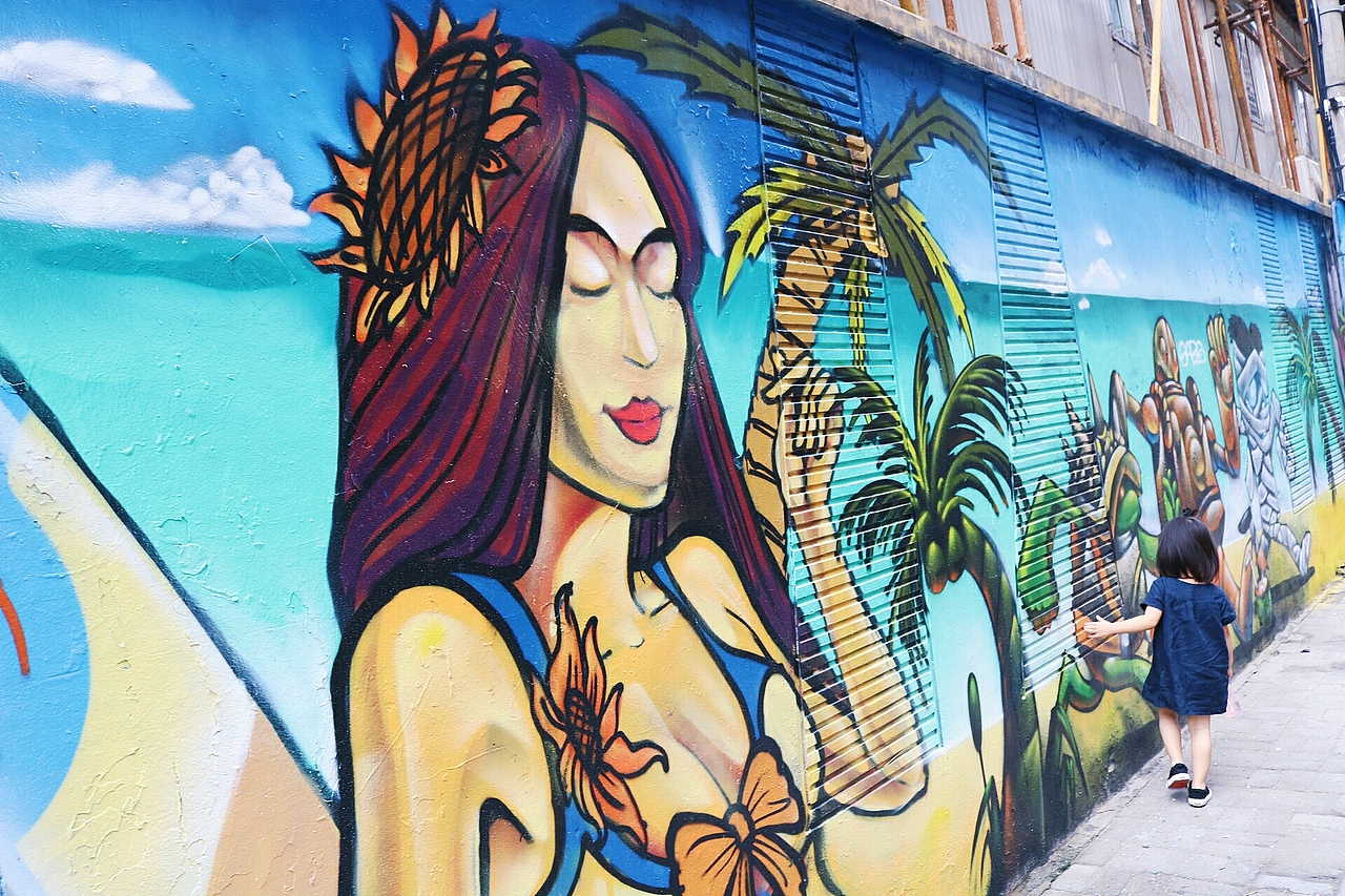 很少会看到女涂鸦人,但总会有被涂鸦女