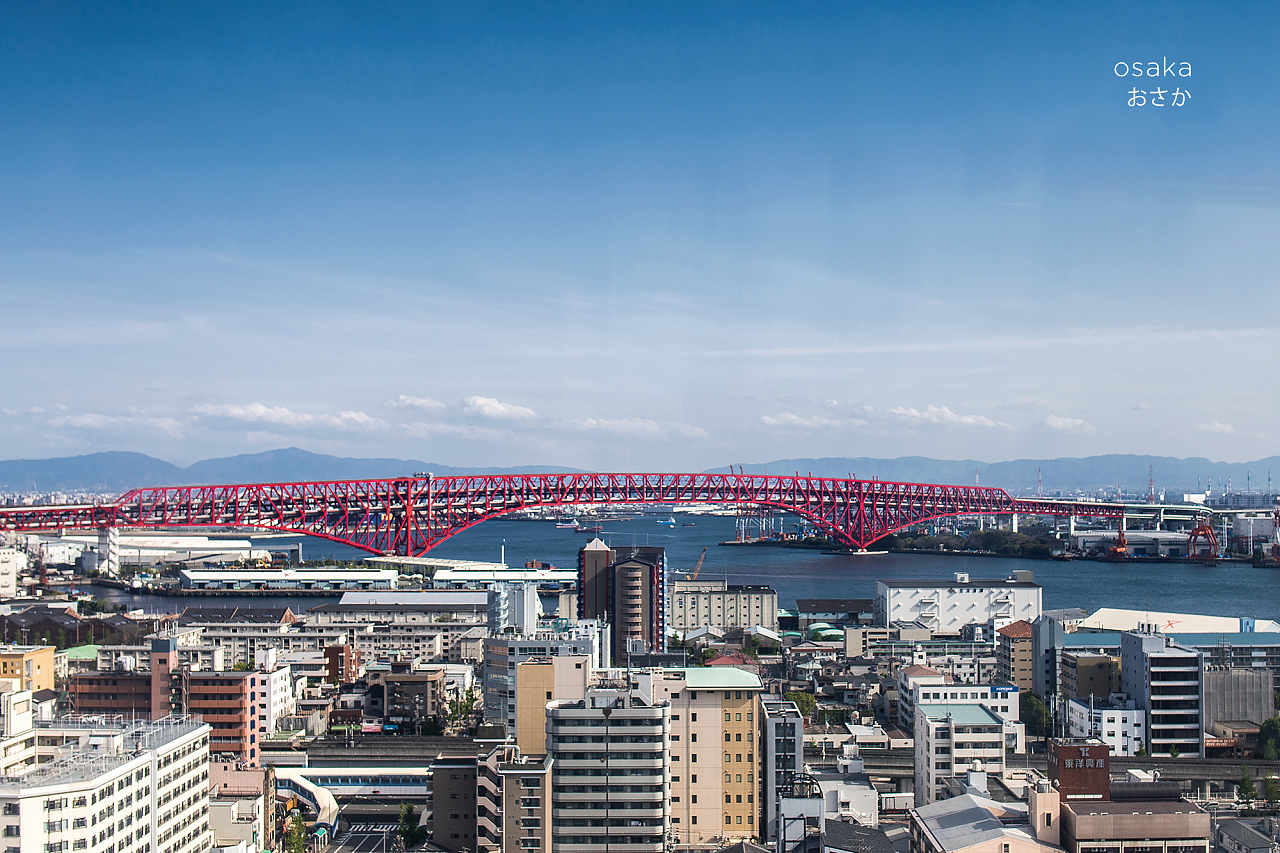 大阪最大摩天轮中，远眺的大阪港大桥
