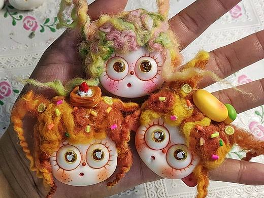 手工粘土羊毛毡卷发女孩项链
