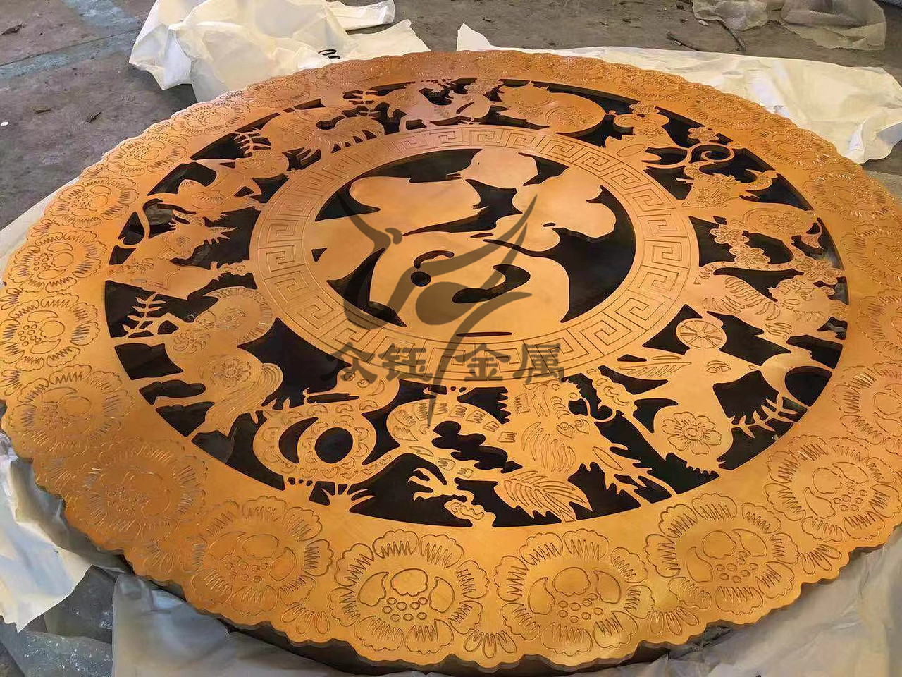 30厘铝板精雕镂空屏风隔断 酒店餐厅装饰工程隔断（图ZMjQ0OTY3NDY0） - 其他工业/产品 - 站酷设计师艺术金属原创素材 - 站酷ZCOOL