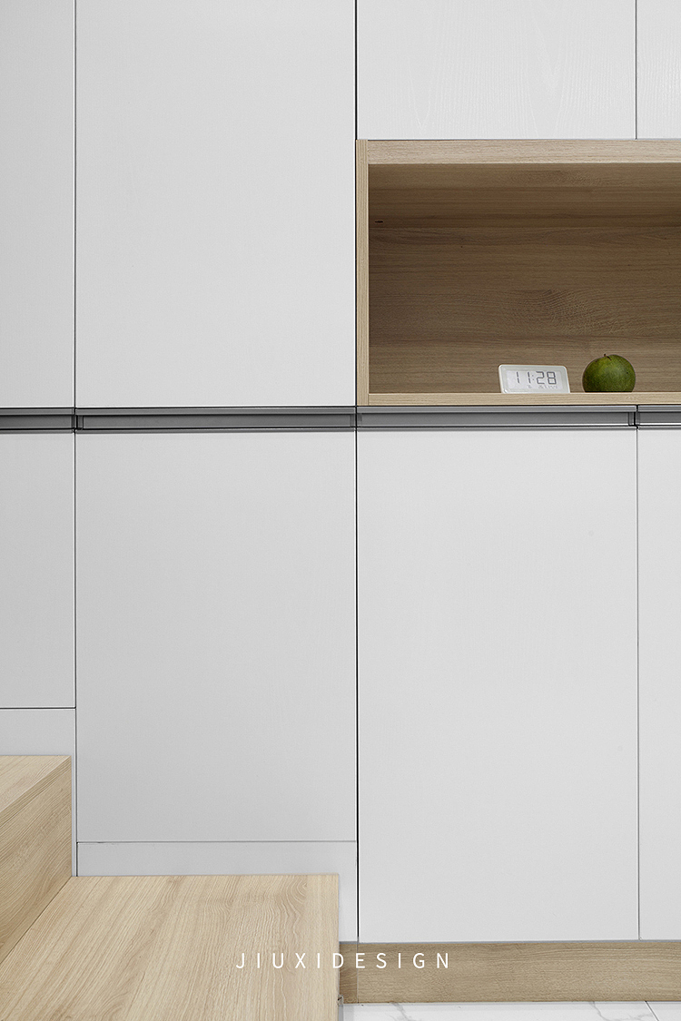 收纳柜柜门选择内扣式与按压式开启,在小空间中明装把手难免会有磕碰