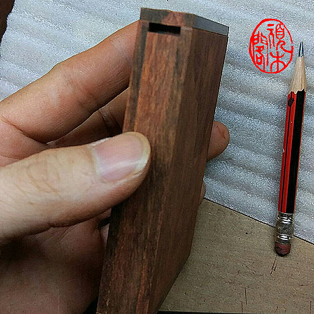 顽木作品《牡丹纹烟盒》