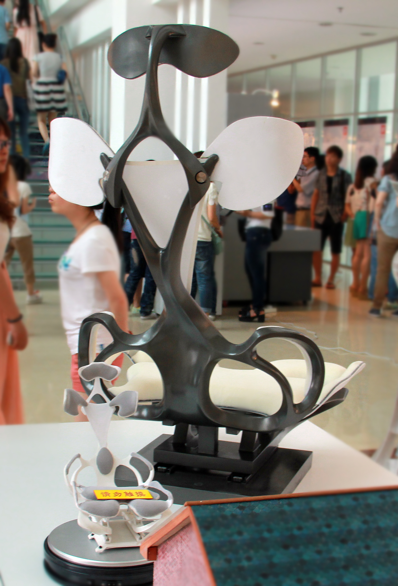 良椅一代实物模型与支点二代实物模型