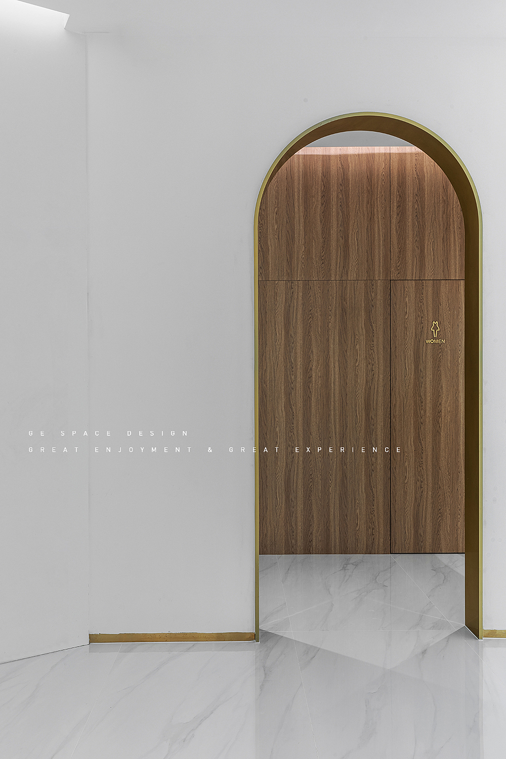 整个空间圆与拱的细节反复出现,通过合理的空间动线及造型结构,既保证彼此之间的独立性,也使这些不同功能的空间彼此交融,和谐统一