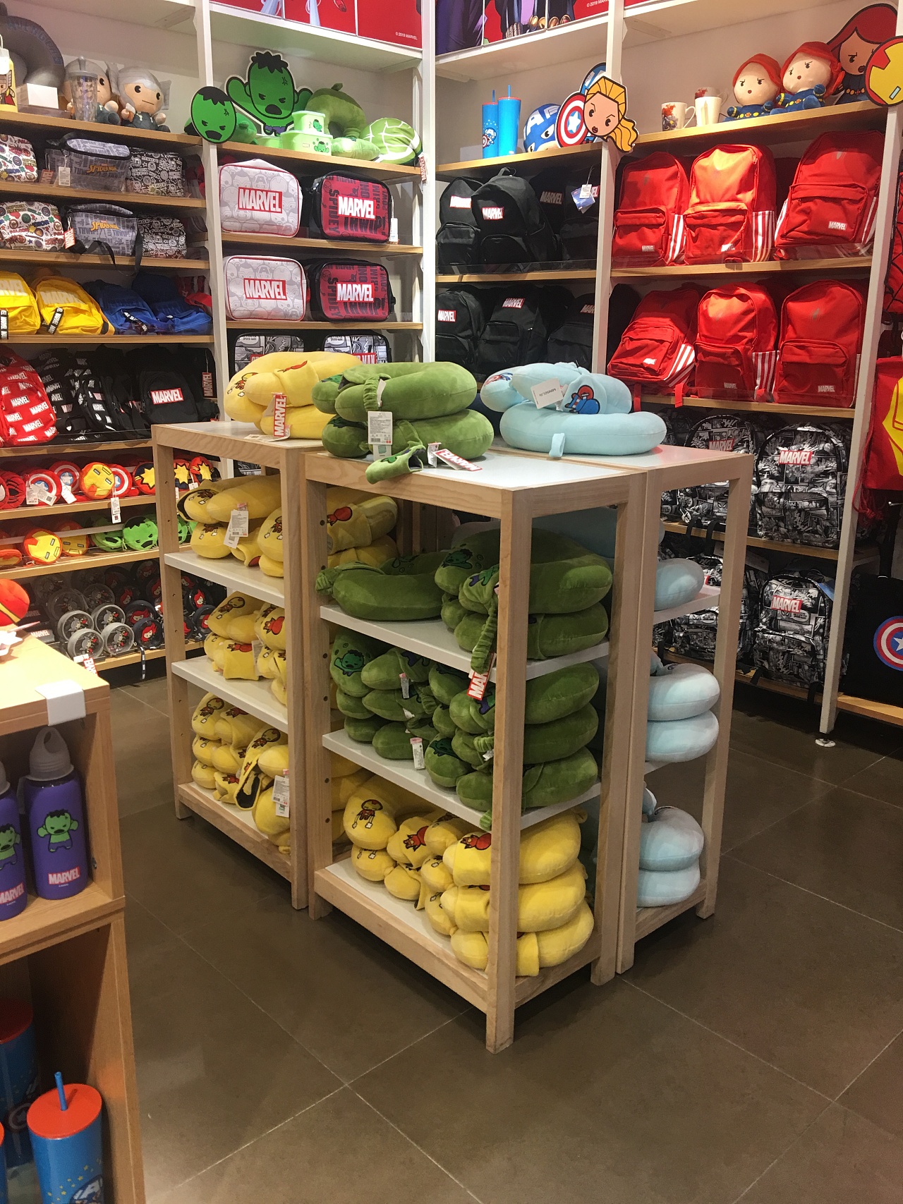 精品店如何装修选展示架饰品店货架名创货架