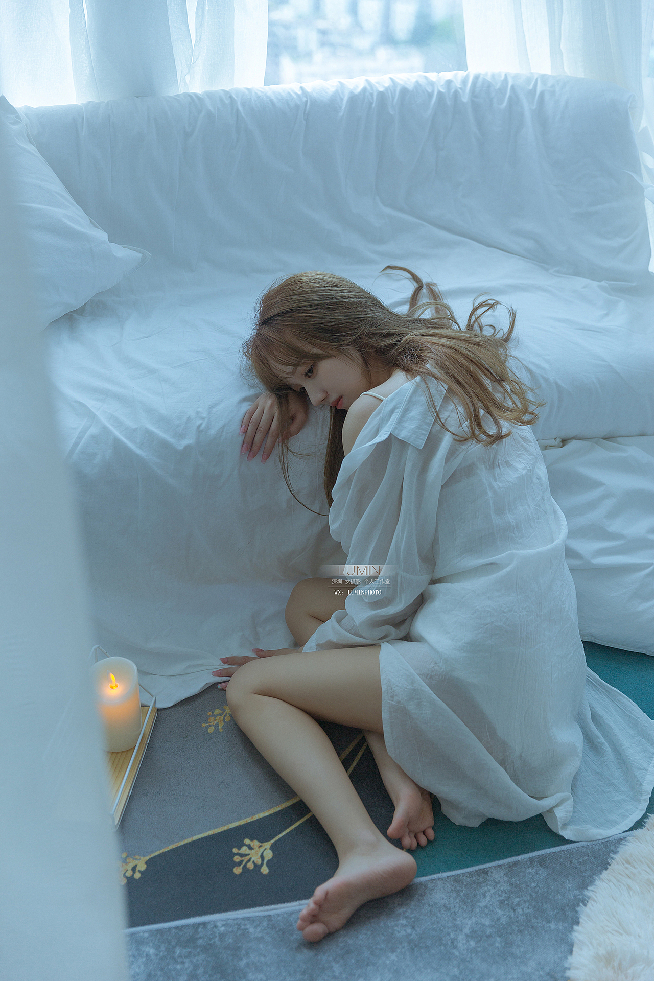 白衬衫 室内写真 居家 纯白色窗外云渐暗 微雨渗