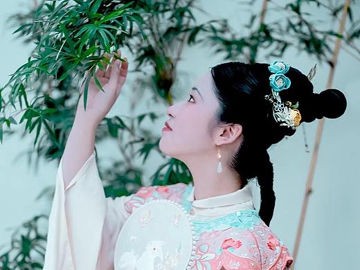 明代 温婉仕女图