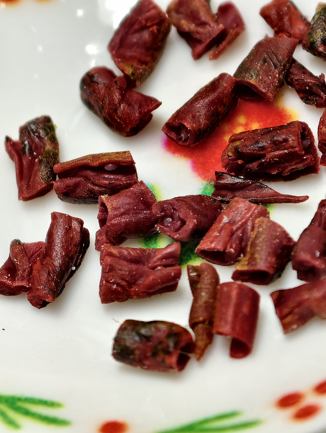 用粘土做了一碟干海椒和一碟葱白