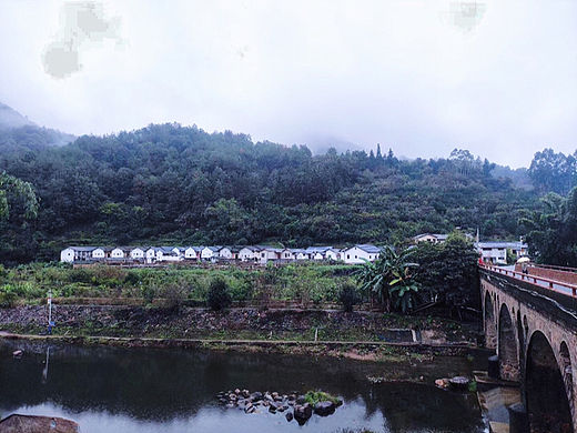 蒙蒙细雨中的小山村
