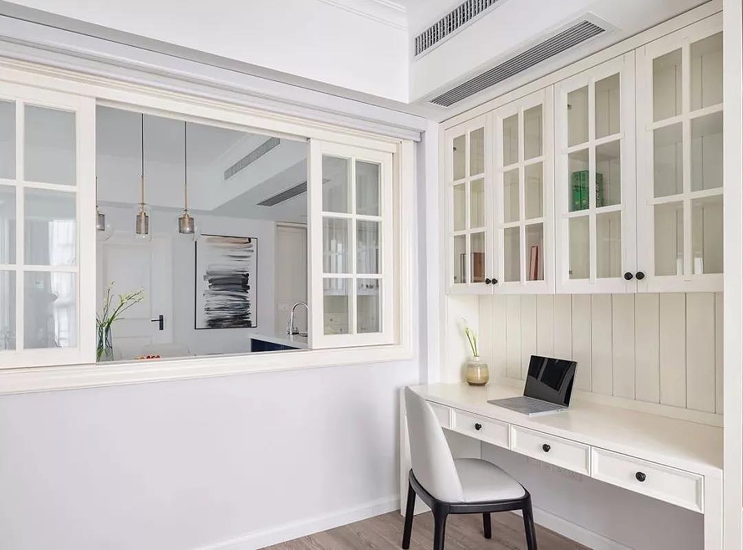 书房与餐厅隔窗相邻互不干扰,米白色书柜可以容纳书籍和各式小摆设
