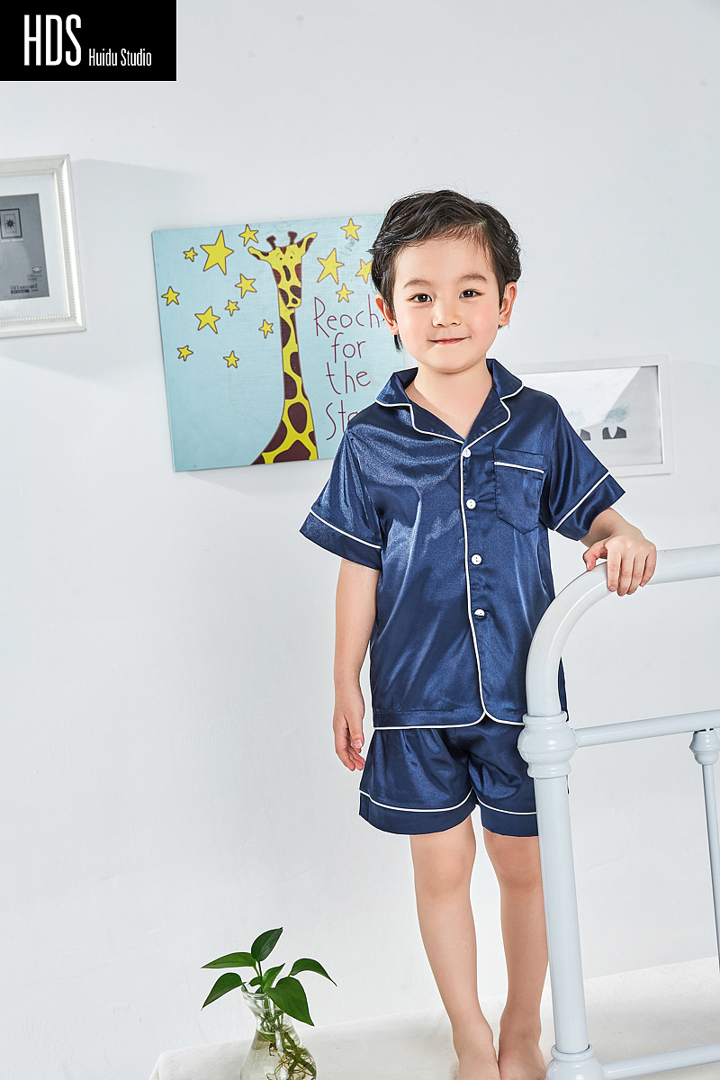 儿童小男孩童装模特家居服室内拍摄