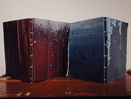 
 <br>摄影与书册自古以凝结记忆为己任，作品内容以摄影纪录童年与外婆同居的家屋及其贴身物件，并以「艺术家的书」（Artists’ books）为载体，书册于此就如同线条，使过去的显影能够透过翻阅的叙事性以及线性的动态想象获得延展，得以让回忆不断地重演，借以挖掘自身童年的逝水年华。<br> <br>四套系列创作以家屋与物件为编码，并赋予纸张不同的记忆质感，重缝我与外婆的触感体验，以「家书」再现即将消逝的家屋，留给未来的自己一席追忆的备忘录