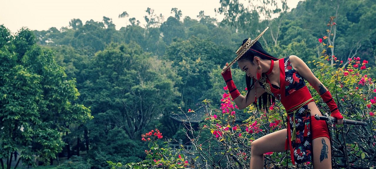 一匹黑马 丨 性感侠女