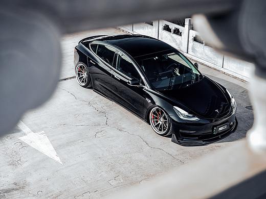 汽车摄影：特斯拉 MODEL3